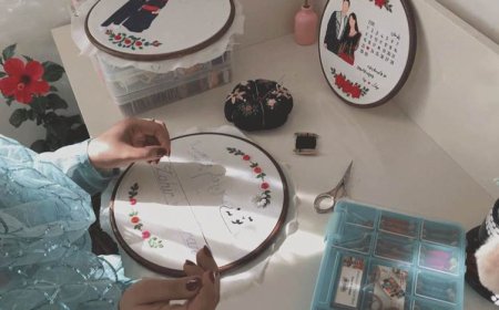 کچە کوردێکی مهاباد راهێنەری گوڵدووزییە و وێنەی رەنگاوڕەنگ دەنەخشێنێت