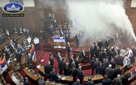 لە پەرلەمانی سڕبیا پەرلەمانتاران بە بۆمبی دووکەڵ رووبەڕووی یەکدی بوونەوە