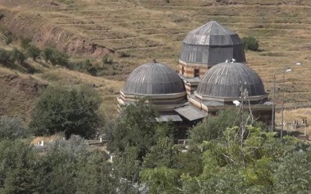 لەسەر تابلۆکانی مەزارگەی ئەحمەدی خانی زمانی کوردی 'پشتگوێ خراوە'