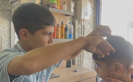 رووها؛ منداڵێکی 12 ساڵان بووەتە سەرتاشێکی بەنێوبانگ