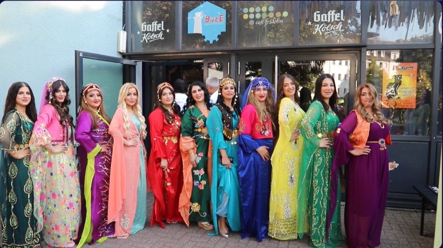 Köln mazûvaniya pêşandana cilûbergên Kurdî kir