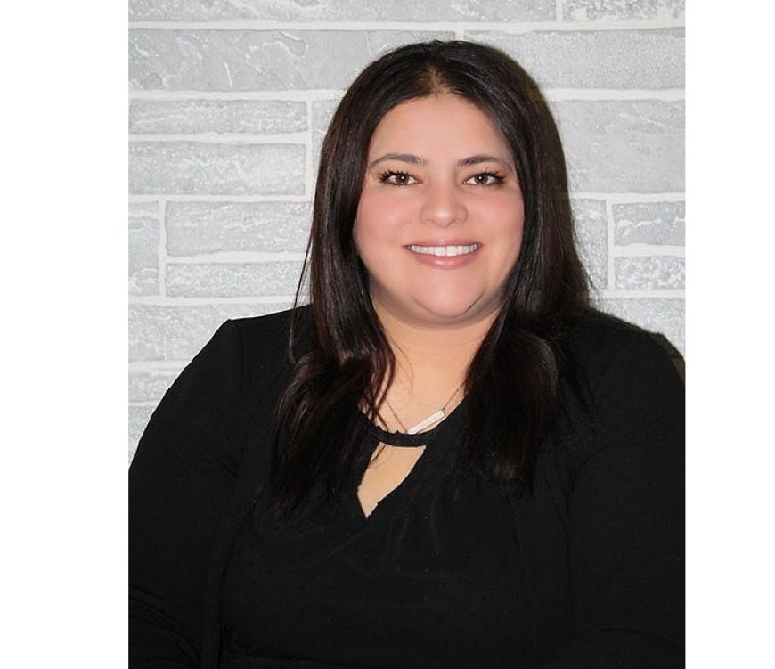 Penabereka Kurd a Pêşeng Dengê Wekheviyê Li Moorhead Bilind Dike