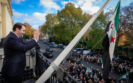 دوای 14 ساڵ، ئاڵای سووریای لە باڵیۆزخانەکەی لە لەندەن هەڵکرایەوە