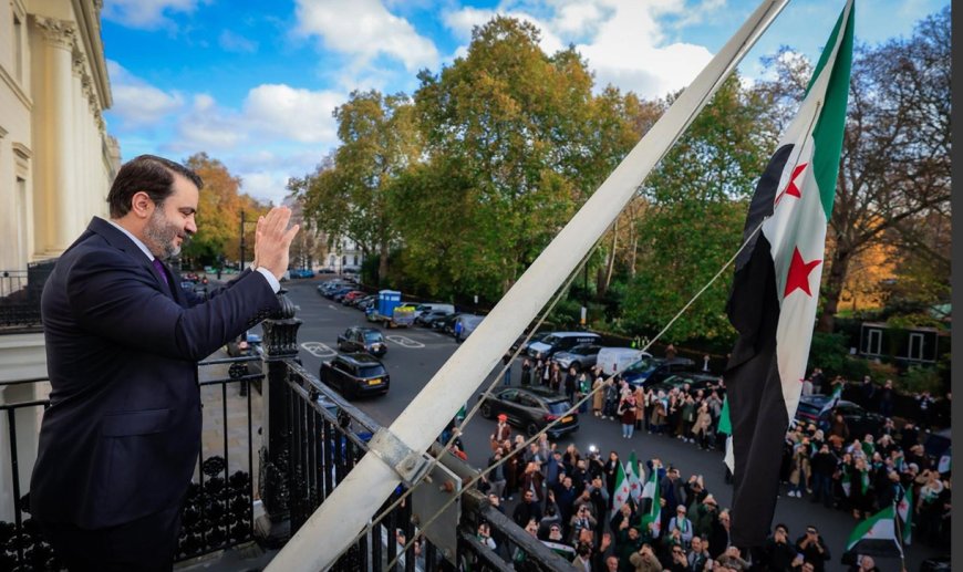 دوای 14 ساڵ، ئاڵای سووریای لە باڵیۆزخانەکەی لە لەندەن هەڵکرایەوە