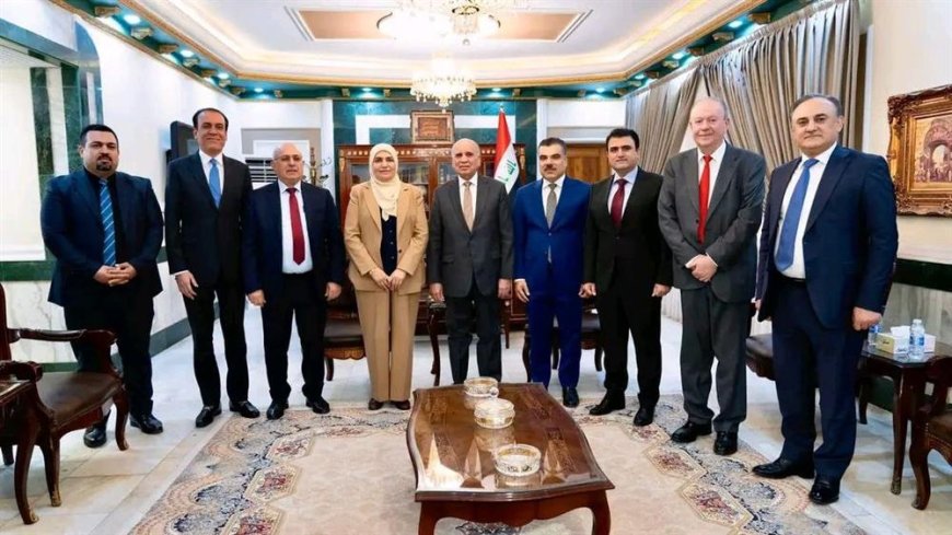 مووچە بە کاش نامنێنێت