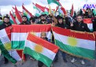 Bi wêne: Xwepêşandan ji bo Rojavayê Kurdistanê bi ala Kurdistanê ve li ber Konsulxaneya Amerîka li Hewlêr Berdewame.