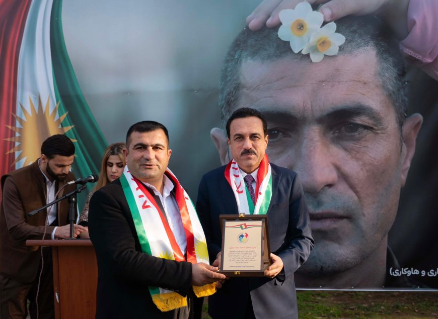 Xelata rûmetê pêşkêşî malbata Şehîd Hûcam Sûrçî hat kirin.